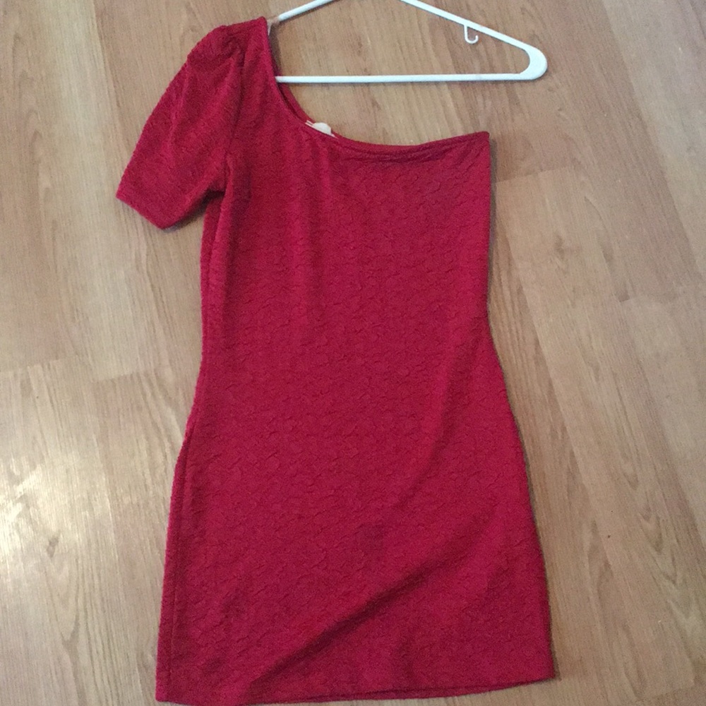 Short body-con red dress